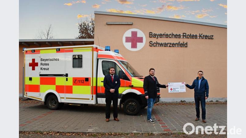 Florian Kleidl (links), taktischer Leiter, und Christoph Sperl (Zweiter von links), Bereitschaftsleiter des BRK, zeigt das Foto zusammen mit Tobias Reitmeier, Leiter PR- und Marketing bei FEE, bei der Scheckübergabe. Bild: Eva Ippisch/exb