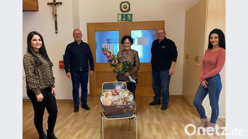 Bei einer Feier verabschieden sich Sosan Ahmadi (von links), Geschäftsführer Diakon Richard Sellmeyer, Kirchenpfleger Roland Fritsch und stellvertretende Pflegedienstleitung Isabell Meyer von Gisela König (Mitte). Bild: fdl