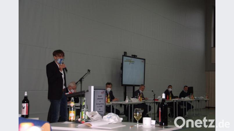 Oberstudiendirektor Thomas Metzler (links) stellte den Kreisräten bei der Sitzung in der Dreifachhalle kurz das Berufliche Schulzentrum Wiesau vor. Bild: as