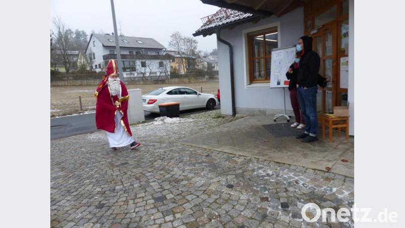 Kindergartenleiter Patrick Sch (rechts) empfängt mit Abstand den Heiligen Mann Bild: sl