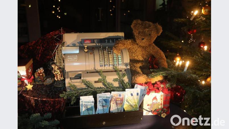 Ja, auch das ist eine Krippe. Man muss aber schon genau hinschauen, um das zu erkennen. Sehr schnell sichtbar ist, dass hier der weihnachtliche Kommerz angesprochen wird. Bild: Wolfgang Steinbacher