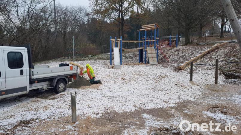 Die Arbeiten am neuen Spielplatz im Moosbacher Kurpark sind vor Wintereinbruch so weit fortgeschritten, dass die Öffnung im Frühjahr 2021 sicher erfolgen kann. Bild: gi