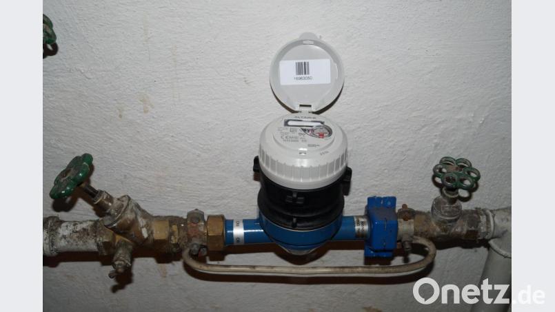 Der prüfende Blick auf den Wasserzähler zu Hause ist wichtig. Die Schirmitzer bezahlen in den kommenden drei Jahren weniger je Kubikmeter. Dafür steigen die Abwassergebühren. Bild: du