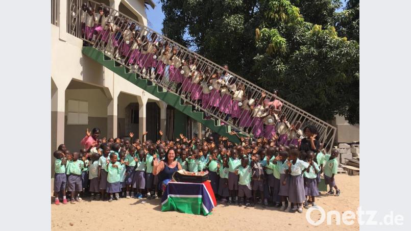 Das Bild zeigt die Vereinsvorsitzende Inge Iberl mit Kindern und Lehrern an der Emma School bei einem früheren Besuch. Bild: Inge Iberl/exb