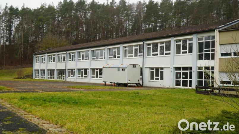 Das leerstehende Schulhaus dient jetzt erst einmal als Übergangsquartier für den Kindergarten, solange dessen Gebäude saniert wird. Um die Frage nach eine langfristigen Nutzung kommen der Gemeinderat und Bürgermeister Hermann Mertel aber nicht herum. Bild: lei