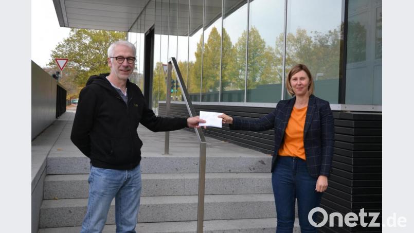 Treue Unterstützer der „Aktion Lichtblicke“: Viola Vogelsang-Reichl freut sich sehr über die Spende von Jürgen Laubert und der Schimmel AG. Bild: Mareike Schwab