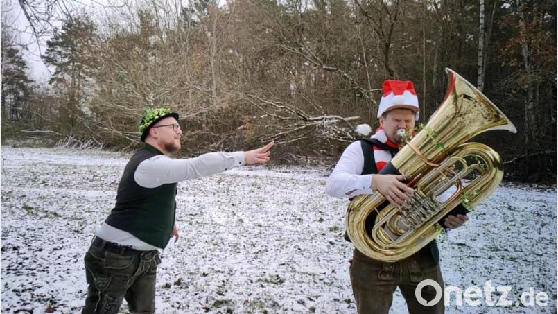 Immer auf die Tubisten: Benjamin „Börger“ Biehler (rechts) bekommt von Bandkollege Patrick Seidel einen Schneeball ab. Bild: exb/Boazn Briada