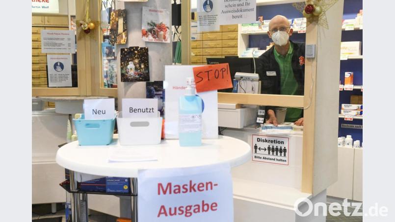 In der Rosen-Apotheke in Vohenstrauß herrschte laut Inhaber Martin Wolf zum Start der kostenlosen Ausgabe von FFP2-Masken &quot;Großkampftag&quot;. Wie ihm und seinen Kollegen ging es vielen Apothekern in der Region. Bild: Gabi Schönberger