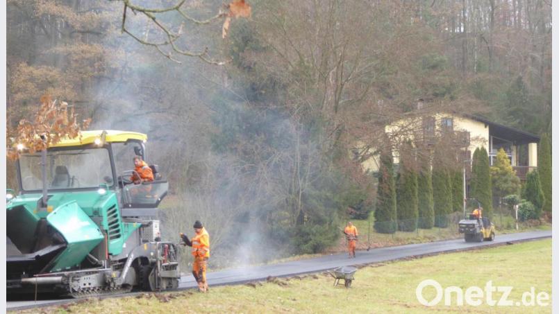 Am Dienstag dieser Woche wurden die Teerarbeiten in Weißenbrunn abgeschlossen. Die Straße kann wieder befahren werden. Bild: fsb