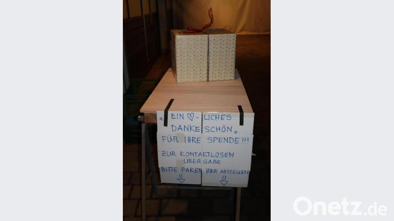 Anders als die Jahre zuvor, wurde in diesem Jahr das fertige Paket auf den Tisch gestellt. Die Pfadfinder Windischeschenbach sammelten die Kisten im Anschluss auf Paletten für den Transport. Bild: wrm