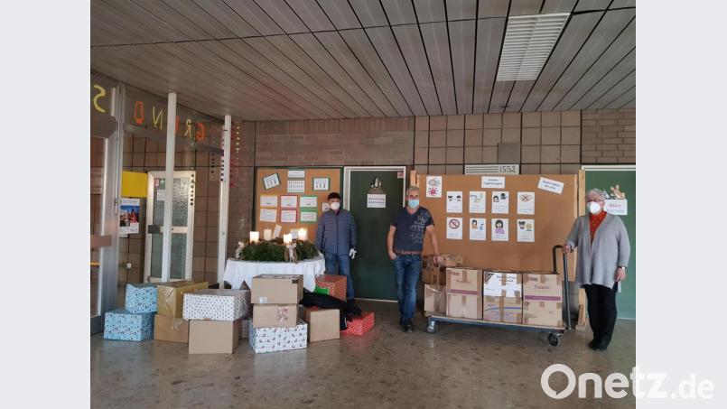 Schulleiterin Ulrike Uhlemann konnte 33 Päckchen von Eltern gespendete für arme Leute und Kinderheime in Rumänien an die Fahrer des Weihnachtstruckers Christian Fuchs und Ludwig Wüst (von links) übergeben. Bild: gi