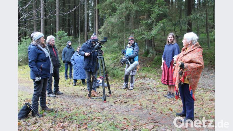 Erika Eichenseer (rechts) steht dem BR-Fernsehteam um Autorin Angelika Vogel (links) Rede und Antwort. Als Akteurin ist auch Julia Beugler (Zweite von rechts) im Einsatz. Das Geschehen verfolgt auch Künstler Thomas Simon (Zweiter von links). Bild: pi