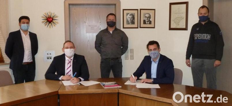 Bürgermeister Rudolf J. Teplitzky (Zweiter von rechts) und Telekom-Manager Enrico Delfino unterzeichnen den Kooperationsvertrag für 55 Anschlüsse mit schnellem Internet (Glasfaser bis zum Haus). Anwesend waren auch Eduard Meier von der Breitbandberatung Bayern (Mitte) sowie Markus Peschl (Telekom-Technik) und Projektbearbeiter Stefan Pronold (rechts) vom Technischen Bauamt der Stadt. Bild: Portner