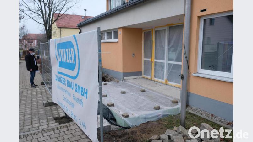 Die Bodenplatte ist schon betoniert. Nun können die Arbeiten für einen Windfang im Eingangsbereich des Speinsharter Gemeindezentrums beginnen. Bild: do