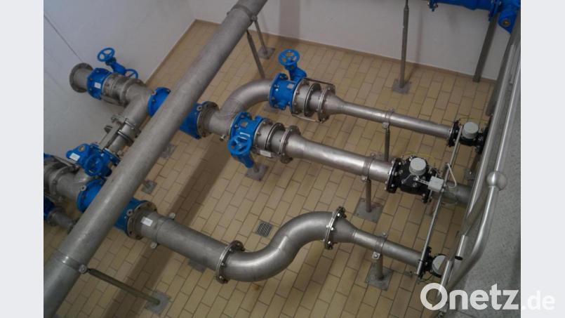 Ein Blick ins Wasserhäuschen mit den Leitungen und den Wasserzählern für Schirmitz und Pirk. Schirmitz verbraucht im Jahr rund 80.000 Kubikmeter Wasser. Bild: du