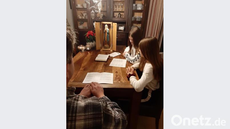 Frauentragen bei der Familie Beer in Beidl: Zum gemeinsamen Gebet sind am Tisch die beiden Töchter Veronika und Karolina sowie ihr Vater Wolfgang Beer versammelt. Bild: Elke Beer/exb