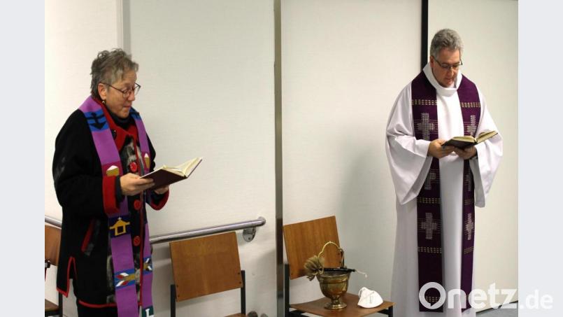 Pfarrerin Heidi Gentzwein und Pfarrer Hannes Lorenz erteilten dem fertig eingerichteten Impfzentrum den kirchlichen Segen. Bild: Manuel Lischka (Landratsamt Schwandorf)/exb