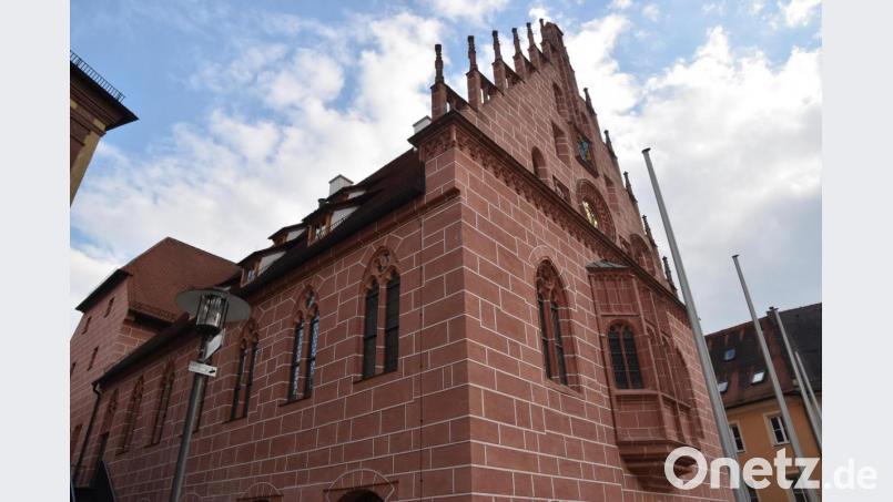 Das Rathaus ist derzeit für Sitzungen des Stadtrates tabu. Dafür kam das Gremium am Dienstag in der Turnhalle der Krötensee-Mittelschule zusammen. Bild: Andreas Royer
