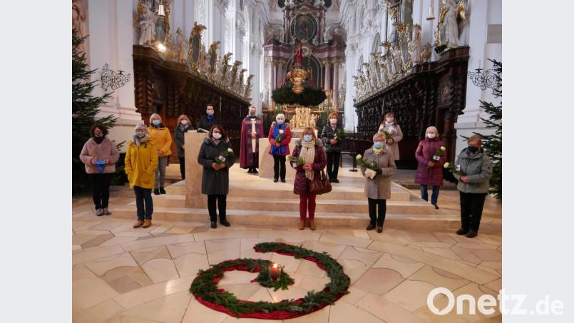 Im Bild die nach der Adventsandacht in der Basilika für 20 und 40 Jahre geehrten Verbandsjubilarinnen zusammen mit dem Vorstandsteam (links) und Stadtpfarrer Thomas Vogl. Bild: hmr