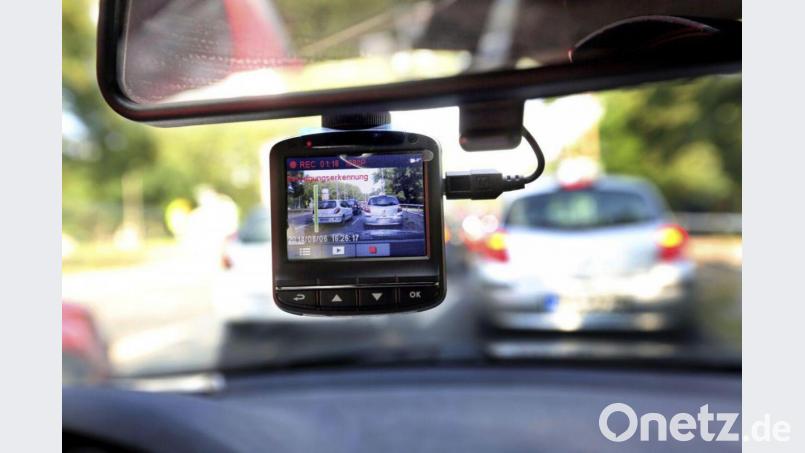 Weil er einen anderen Autofahrer ausgebremst haben soll, stand ein Mann in Tirschenreuth vor Gericht. Dabei spielte auch eine Dashcam eine Rolle. Symbolbild: Wolfgang Kumm/dpa