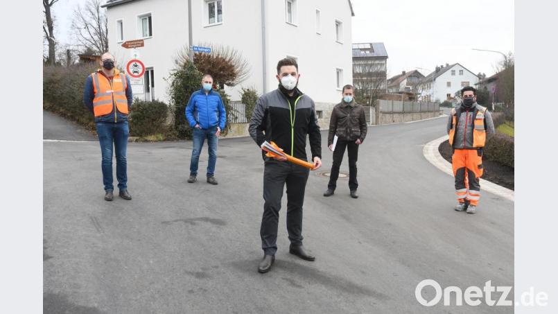 Glücklich über den zügigen Verlauf der Bauarbeiten im Hopfengärtl zeigen sich Strabag-Gruppenleiter Martin Winklbauer (von links), Markus Schieder vom Planungsbüro Zwick, Bürgermeister Sebastian Dippold mit einem Stück der verbauten Speedpipes, Kämmerer Michael Neidl sowie Polier Hayrettin Torlakcik. Bild: Gabi Schönberger