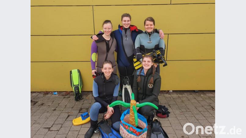 Die erfolgreichen Wasserwachtmädels Julia Faltenbacher, Janina Paul (vorne, von links) und Stefanie Kisbauer, Barbara Kohl, Stephanie Englert (hinten, von links) beim Donauschwimmen. Archivbild: bk