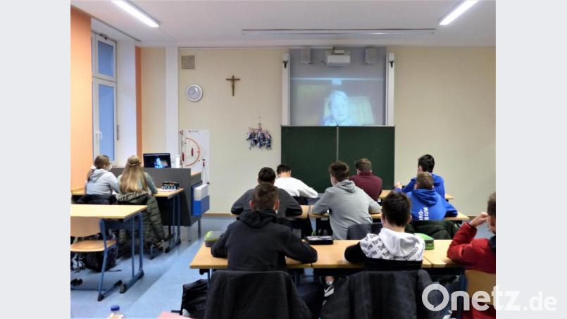 Die Schüler verfolgen die Ausführungen der Bürgermeisterin per Beamer. Die Corona-Pandemie beflügelt den Einsatz neuer Unterrichtsformen. Bild: lg