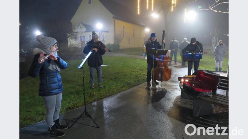 Birgit Brunner, Siegfried Zaus, Hans Liedtke und Roland Amm (von links) spielten bei dritten Adventsfenster adventliche Weisen. Bild: jzk