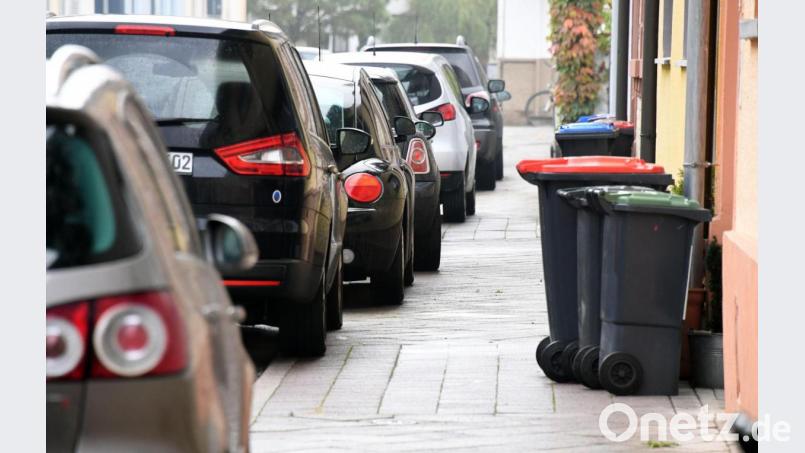 Auf den Straßen in der Kümmersbrucker Siedlung geht es eng zu. Die CSU findet, es gebe zu wenig Parkplätze vor den Häusern. Symbolbild: Uli Deck/dpa