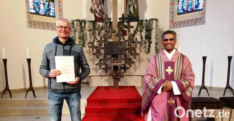 Pater Joy Munduplackal dankt Siegfried Schindler. Bild: Kerstin Küffner/exb