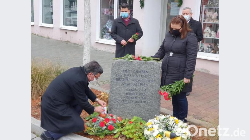 Der türkische Generalkonsul Serdar Deniz (knieend) legte am Gedenkstein am Schlesierplatz einen Kranz nieder. Bild: Hösamer
