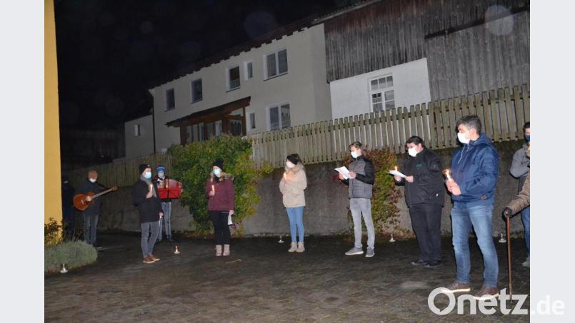 Das zweite und letzte Adventfenster wurde für heuer an der Kirche in Tröbes durch die Landjugend geöffnet. Bild: gi