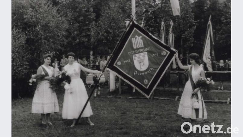 Bei der Fahnenweihe anlässlich des zehnjährigen Gründungsjubiläums im Jahr 1957 wurde die Fahne des Ortsverbandes geweiht. Fahnenbraut war Hannelore Wolfbauer (Mitte), die von Sieglinde Nagel (rechts) und Maria Nagel (links) begleitet wurde. Repro: is