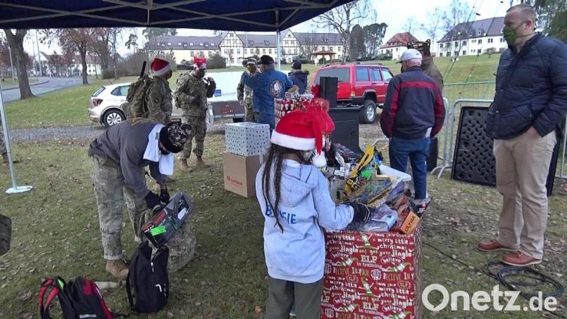 Von allen Seiten wurden Geschenke zum Sammelplatz auf dem Paradeplatz gebracht. Bild: jma