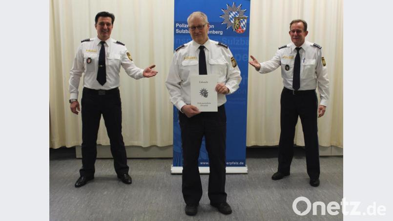 Dienststellenleiter Michael Kernebeck (rechts) und Hauptkommissar Alexander Ehemann (links) gratulieren Hauptkommissar Uwe Aulinger coronakonform zur Pensionierung. Bild: Polizei/exb