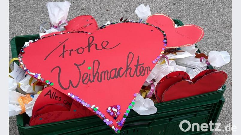 Kleine Präsente hatten die Mädchen und Buben der Sozial-Arbeitsgemeinschaft gefertigt. Bild: Mittelschule Waldsassen/exb