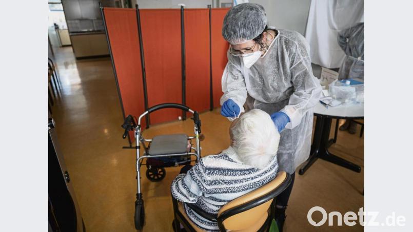 Eine Altenpflegerin testet in einem Seniorenheim eine Bewohnerin. Bild: Sebastian Gollnow/dpa