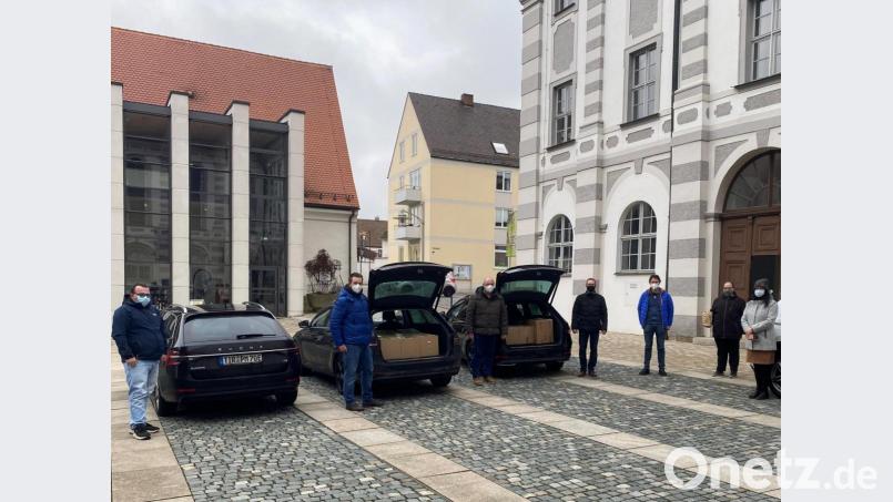 Zur Übergabe kam Bernhard Gertz (Dritter von links) mit seinen Mitarbeitern. Die 25 Pakete der beiden Schulfamilien übergaben (von rechts) Direktorin Kerstin Reiter, Florian Trißl, Rainer Löw und Direktor Stephan Drexler. Bild: flt