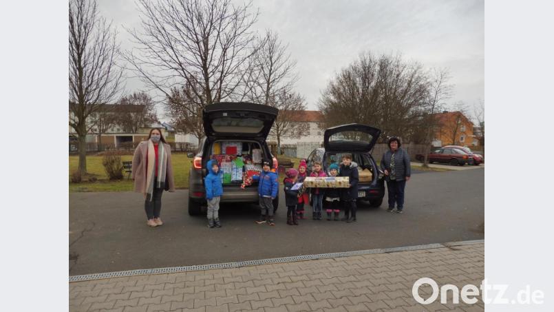 Die Mädchen und Buben und das Personal des Kindergartens St. Hedwig beim Verladen der Pakete. Bild: Sabine Doß/exb