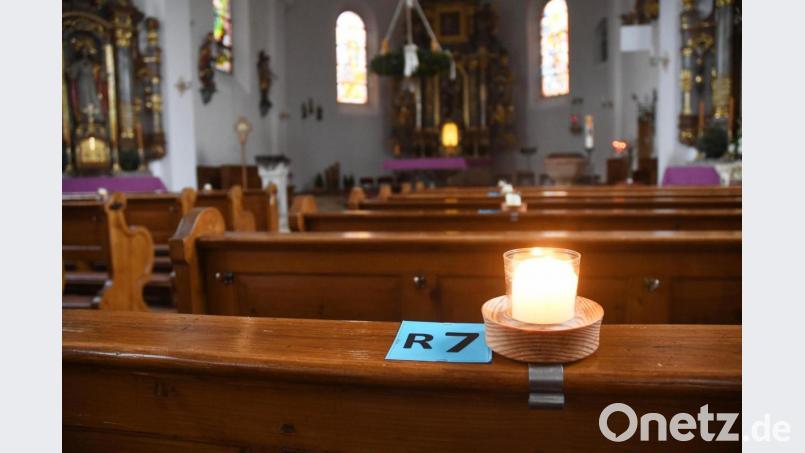 Auch an Weihnachten auf Abstand. Nur jede zweite Bankreihe, wie hier in St. Dionysius in Neunkirchen, wird in den Gottesdiensten besetzt. Bild: Gabi Schönberger