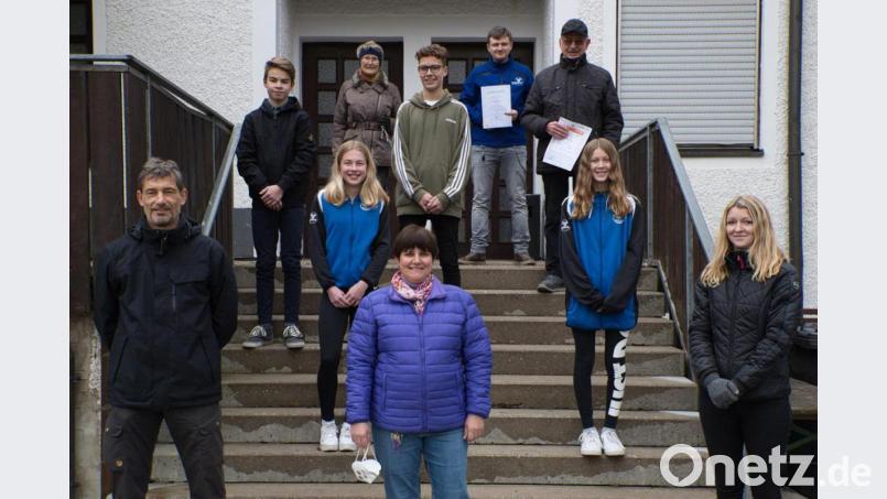 Hintere Reihe von links: Frederik Fröhner, Helga Terlinden, Matthias Benner, David Bäumler und Franz Pesold; vorderer Reihe (von links): Spartenleitung Robert Schißlbauer, Emma Welz, Trainerin und DOSB-Abnahme Sabine Bäumler, Maxima Sichelstiel und Trainerin Melanie Sichelstiel. Bild: Philipp Bäumler/exb