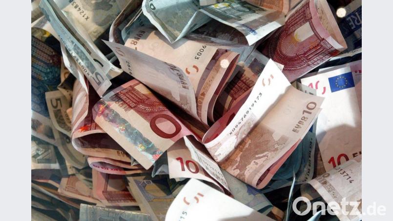 Auf viele Scheine im Geldautomaten hatten es die Täter abgesehen. Sie gingen jedoch leer aus. Symbolbild: Symbolbild: Jens Wolf/dpa