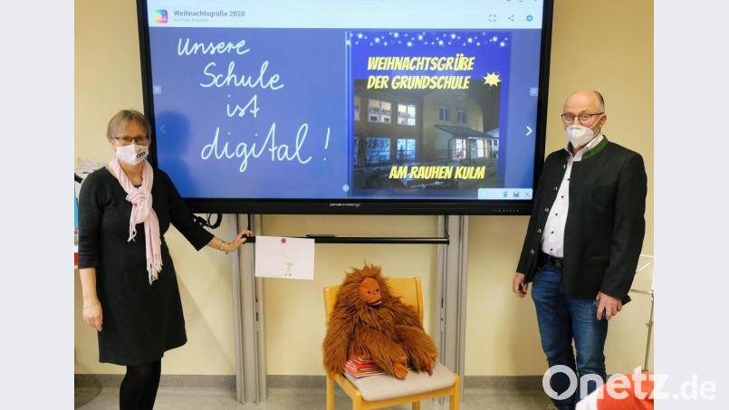 Auf Landkreisebene hat die Grundschule am Rauhen Kulm eine digitale Vorreiterrolle inne. Das freut auch Rektorin Gabriele Bodner und Bürgermeister Albert Nickl. Bild: do