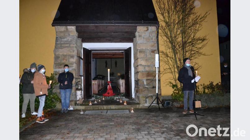 Das zweite und letzte Adventfenster wurde für heuer an der Kirche in Tröbes durch die Landjugend geöffnet. Bild: gi