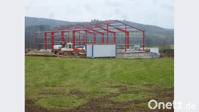 Helmut Seebauers Traktorensammlung wird in einer Halle am Ortsrand untergebracht. Dach- und Seitenelemente können erst im Januar geliefert werden. Bild: mad