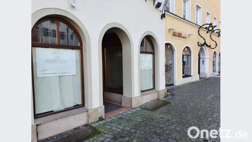 Der ehemalige Blenz-Laden (links) ist bereits leer. Im Nachbargeschäft, beim Modeoutlet Männ-Er-Sache, läuft inzwischen auch der Ausverkauf. Bild: Gabi Schönberger
