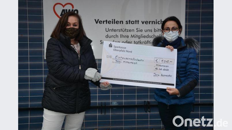Doris Schneider (rechts) überreichte an Tafel-Vorsitzende Nicole Fürst einen Scheck über 1015 Euro für die Mitterteicher Tafel. Bild: jr