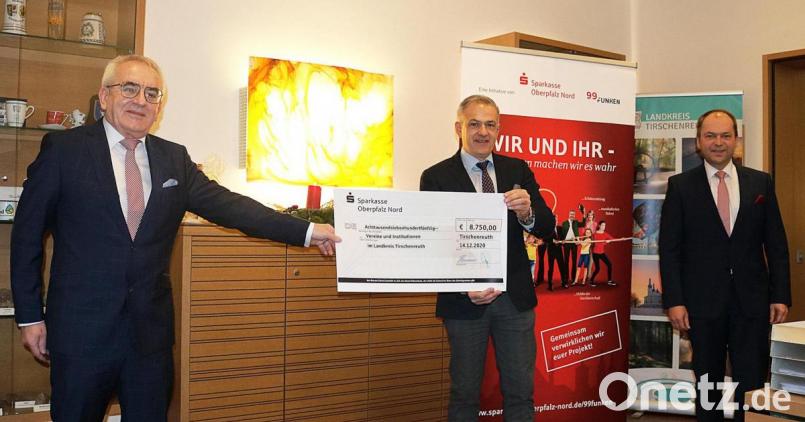 Sparkassen-Vorstandsvorsitzender Ludwig Zitzmann (links) überreichte Landrat Roland Grillmeier den Spendenscheck. Mit dabei war auch Vorstandsmitglied Hans-Jörg Schön. Bild: Landratsamt Tirschenreuth/exb