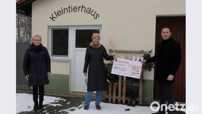 Maximilian Weigl (rechts) überreichte an die Vorsitzenden des Tierschutzvereins und der Lebenshilfe, Gabi Hahn (Mitte) und Irmgard Seifert (links) eine Spende über jeweils 500 Euro. Bild: Hirsch