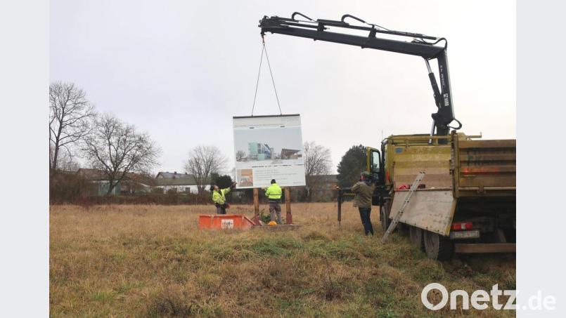 Eine Tafel weist seit Mittwoch auf die Seniorenwohnanlage hin, das im Ufertal in Neunburg vorm Wald entstehen wird. Bild: Hirsch